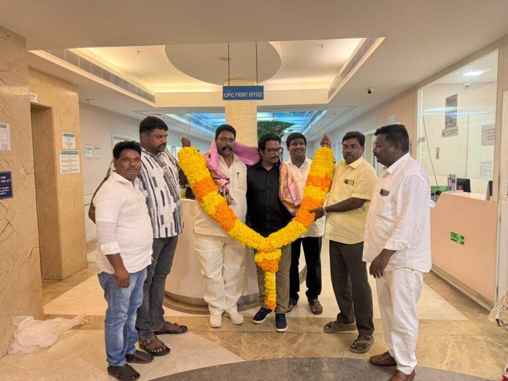 ఎమ్మెల్యే డాక్టర్  వి ఎం థామస్ కలిసిన మండల నాయకులు
