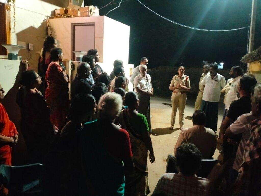 వత్తులూరు గ్రామంలో పోలీసులచే పల్లెనిద్ర