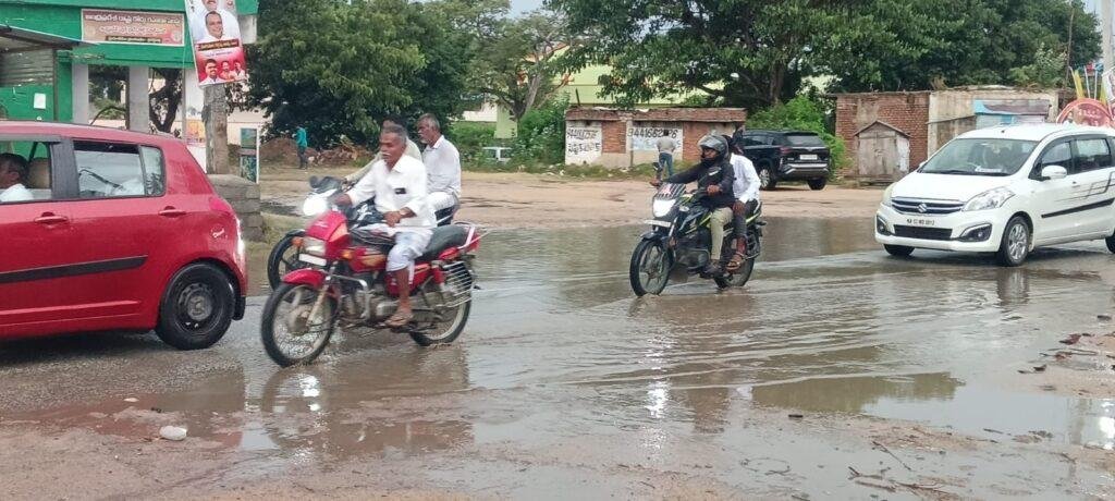 బైరెడ్డిపల్లి లో కొద్దిపాటి వర్షంకు రహదారిపై నిల్వ ఉన్ననీటితో ఇబ్భంధుల్లో భాటసారులు.వాహన చోదకులు