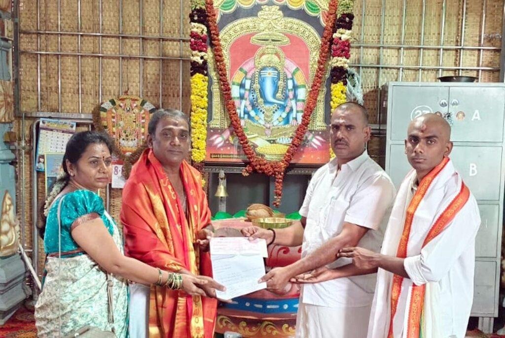 కాణిపాకం నిత్య అన్నదాన, గో సంరక్షణ ట్రస్టులకు రూ.1.10 లక్షల విరాళం