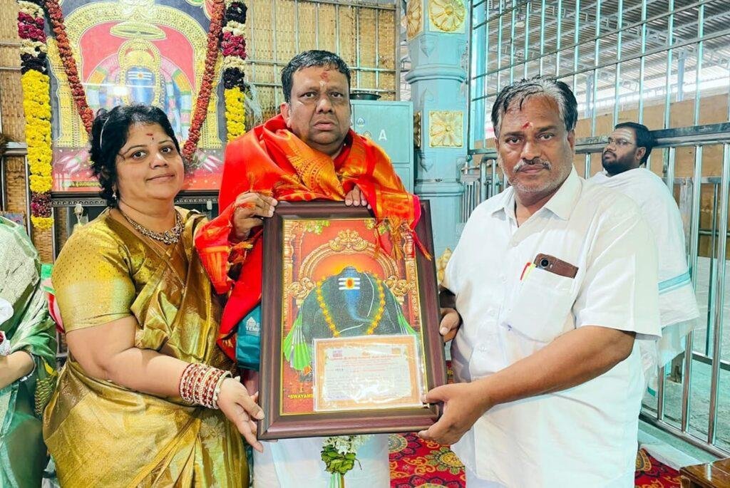 కాణిపాకం నిత్య అన్నదాన ట్రస్టుకు రూ.లక్ష విరాళం
