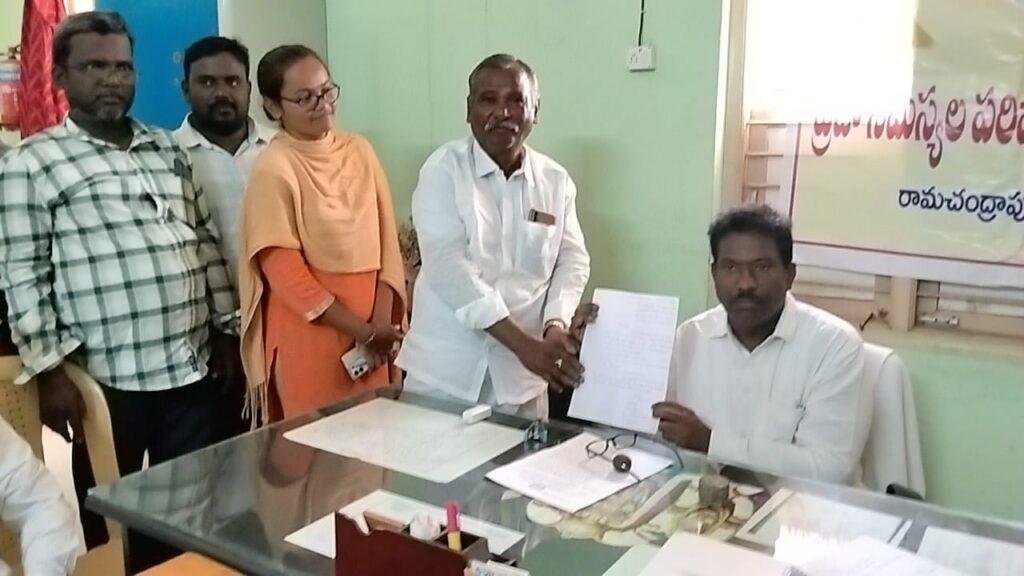 ఈనెల 12న కలెక్టరేట్ ఎదుట వీఆర్ఏల ధర్నా