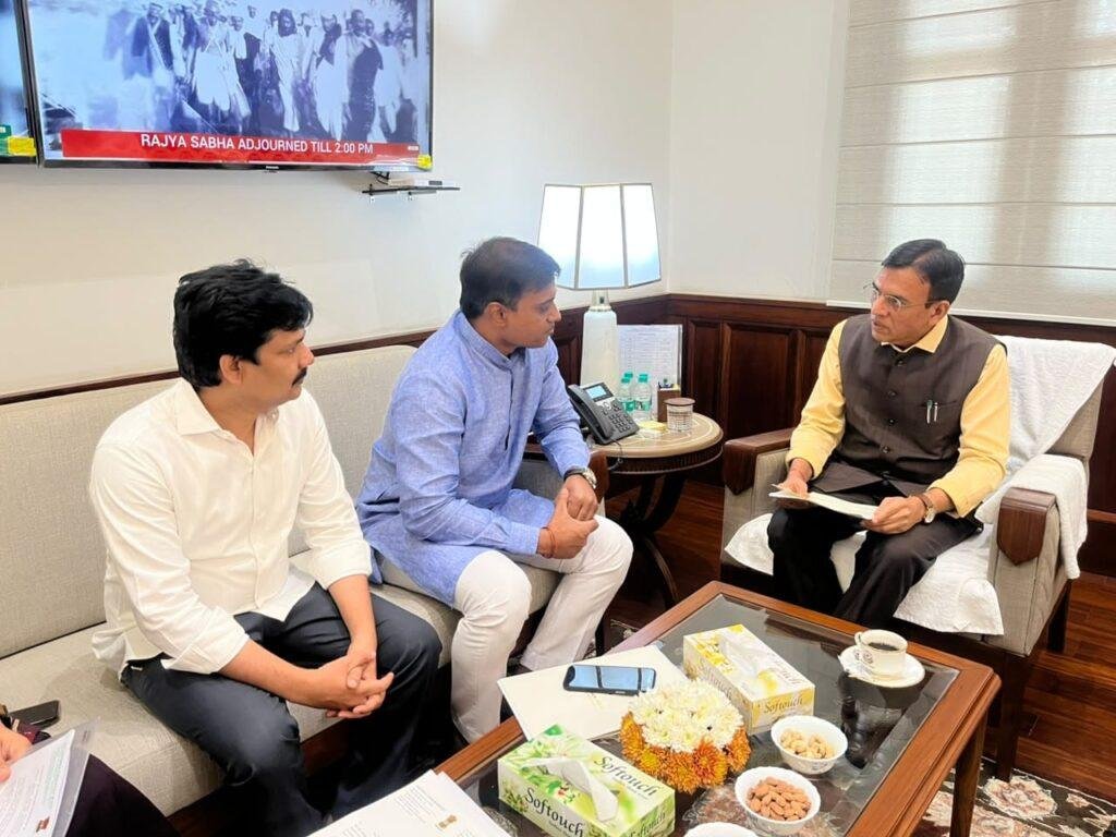 ప్రభుత్వ వైద్య కళాశాలల్లో కాంట్రాక్ట్ ఉద్యోగుల సమస్యలు పరిష్కరించాలి