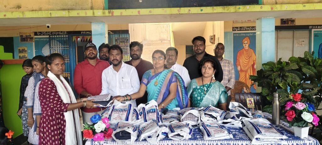 ఇంటర్ విద్యార్థిని విద్యార్థులకు యూనిఫామ్ దుస్తులు పంపిణీ