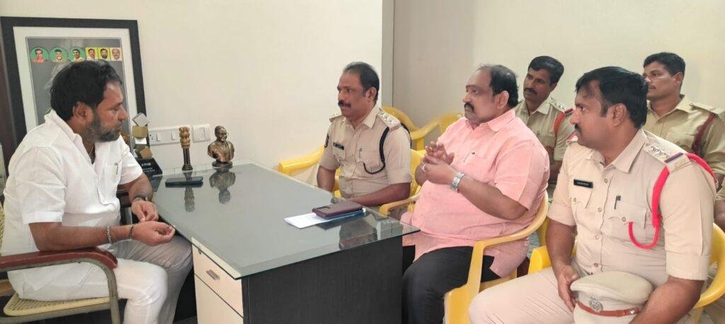 మహాలక్ష్మి దీప పూజ ఏర్పాట్లపై ఎమ్మెల్యే సమీక్ష