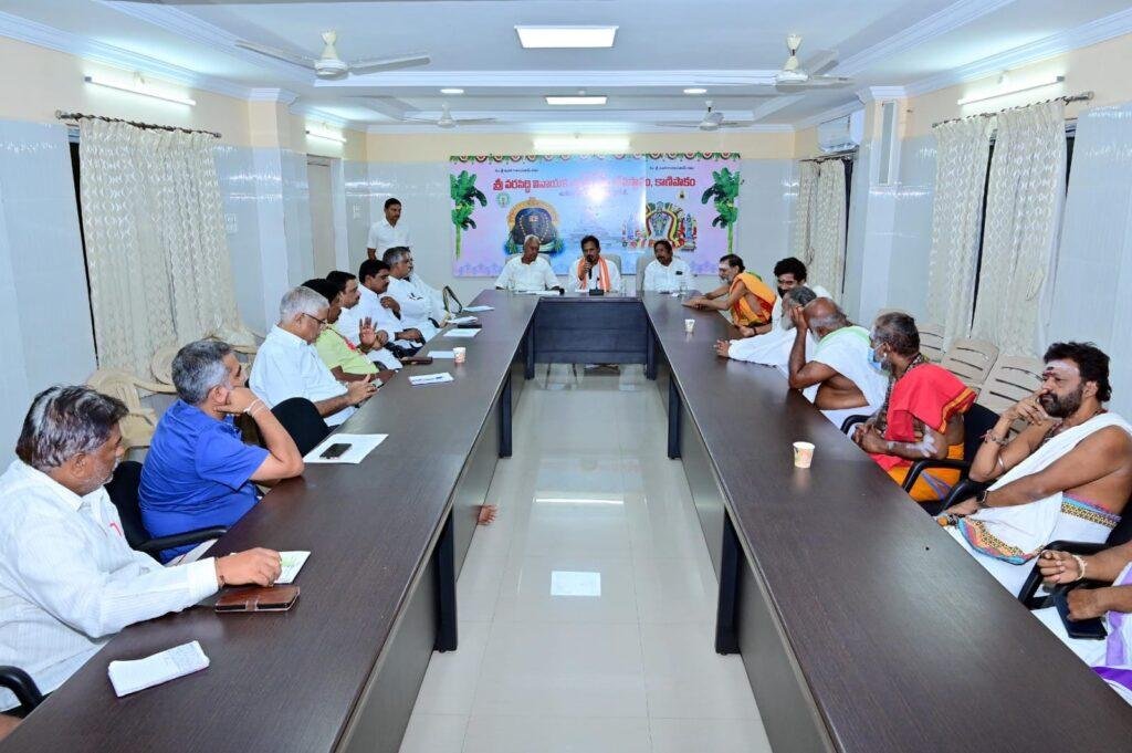 కాణిపాకం బ్రహ్మోత్సవాలపై సమీక్షా సమావేశం
