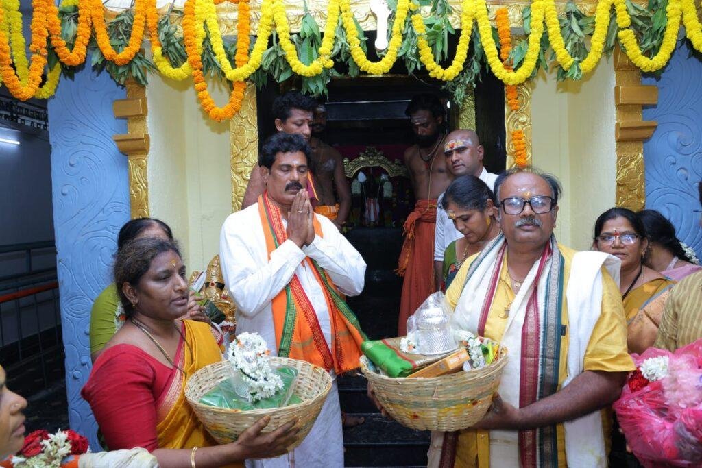 సుబ్రహ్మణ్య స్వామి ఆలయానికి వెండి కిరీటం బహుకరణ