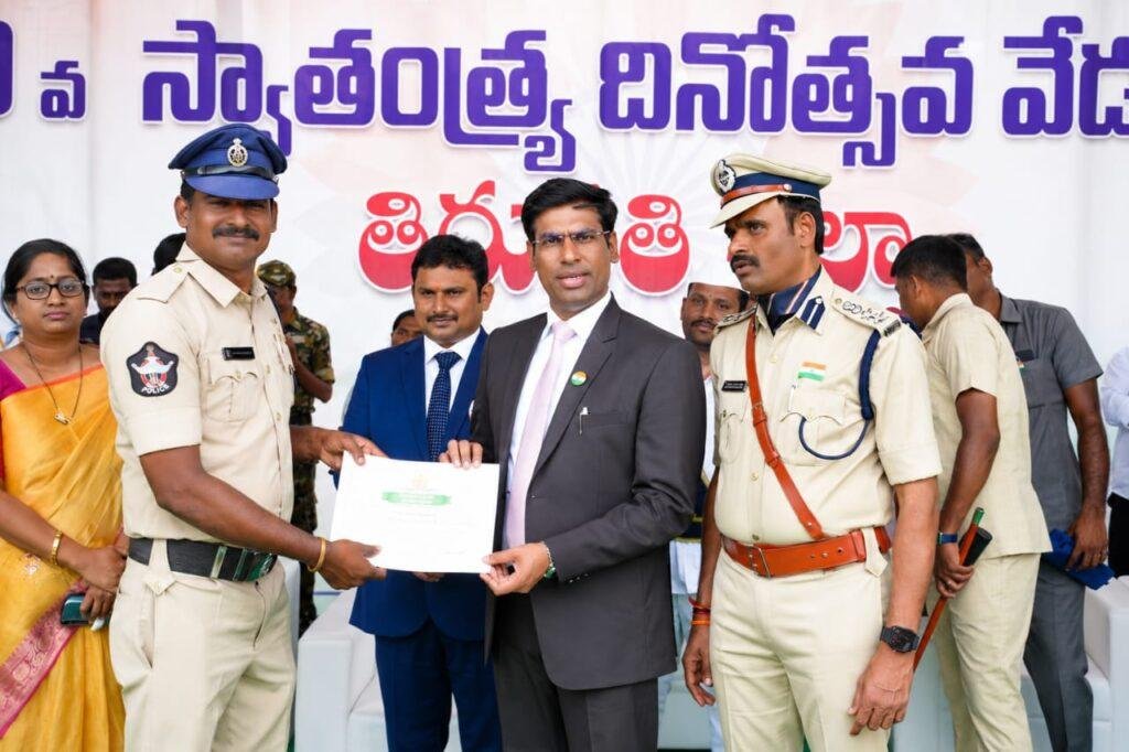 80వ స్వాతంత్ర్య దినోత్సవ వేడుకల్లో కానిస్టేబుల్ ఆర్. రాజశేఖర్‌కు ప్రశంసా పత్రం