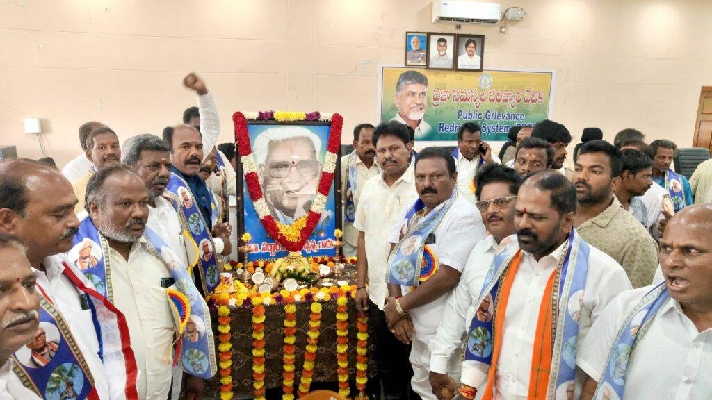 సర్దార్ గౌతు లచ్చన్న జీవితం యువతకు స్ఫూర్తిదాయకం -డీఆర్వో కె. మోహన్ కుమార్