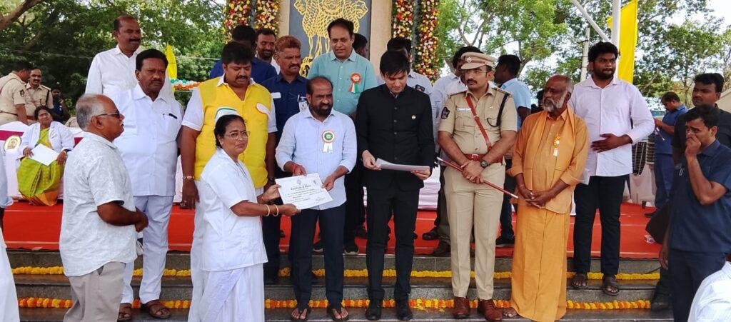 మంత్రిచే జిల్లాఉత్తమ అవార్డు అందుకున్న స్టాఫ్ నర్స్ సూశమ్మ