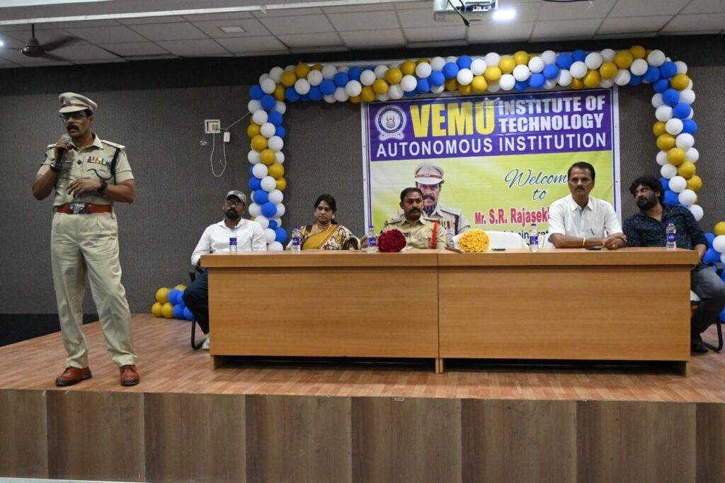 విద్యార్థులు ఉపాధ్యాయులతో, తల్లిదండ్రులతో స్వేచ్ఛగాఉంటే-సమస్యలు తీరుతాయి