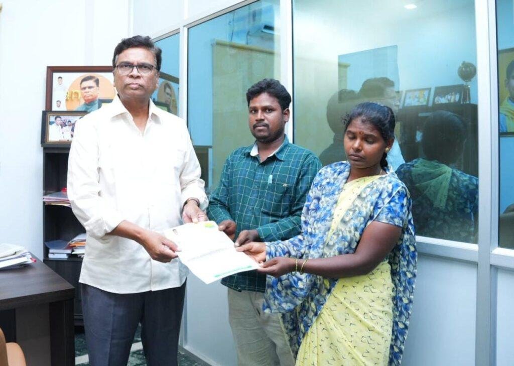 సీఎం సహాయనిధి చెక్కునుఅందించినచిత్తూరు ఎంపీ దగ్గుమళ్ళ ప్రసాదరావు