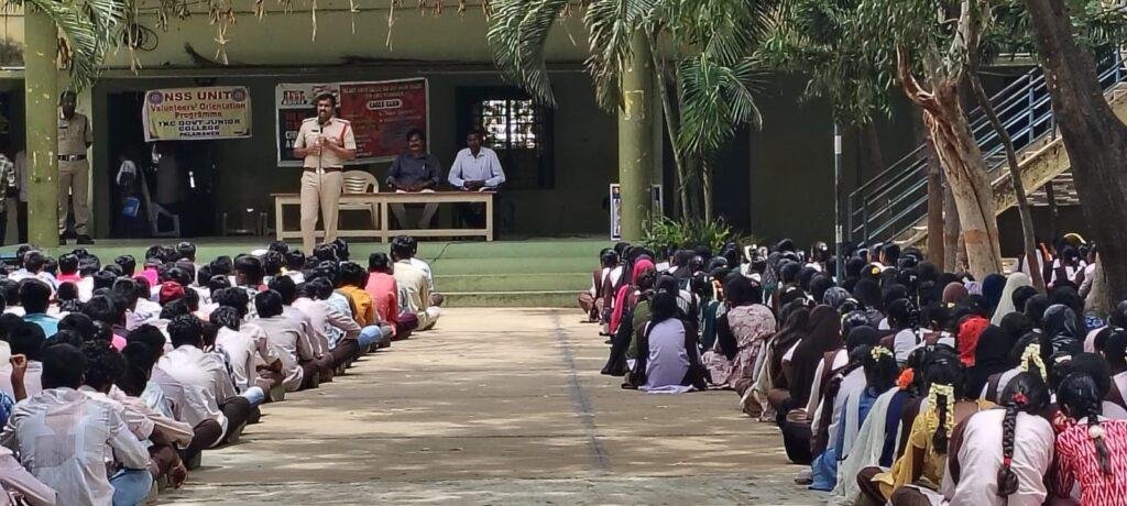 విద్యార్థులు సైబర్ నేరాలు, మత్తు పదార్థాల పట్ల అప్రమత్తంగా ఉండాలి : సీఐ మోహన్ రెడ్డి