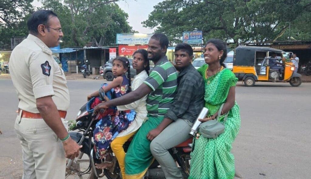 ట్రాఫిక్‌ నిబంధనలు పాటించాలి ప్రమాదకరంగా ప్రయాణిస్తున్న ద్విచక్ర వాహనదారుడికి కౌన్సెలింగ్‌