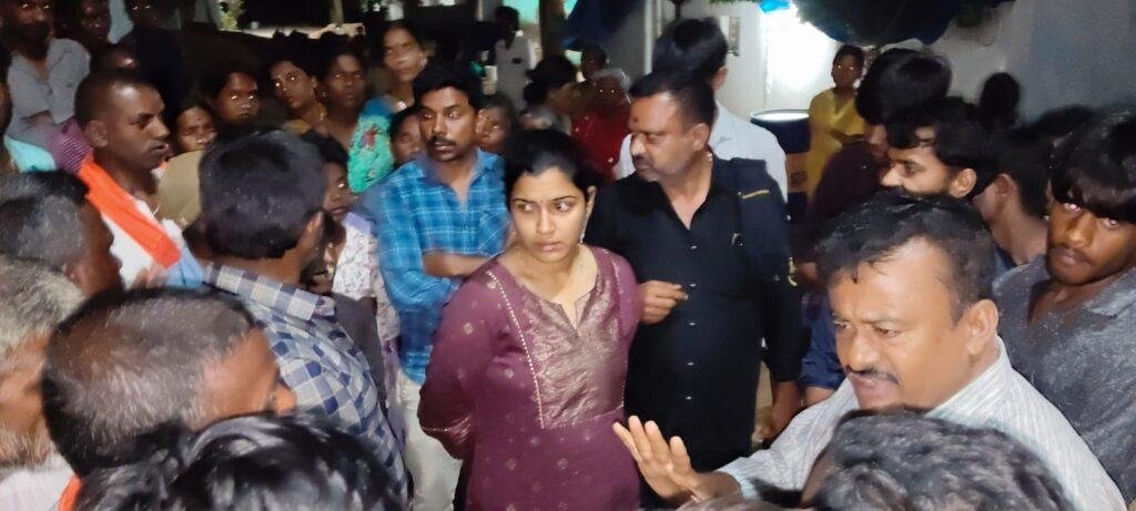 వాలీ బాల్ చేసిన తంటా.. కాలనీ అంతా గొడవలు