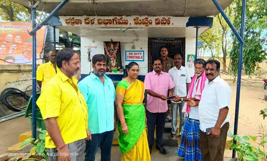 పోగొట్టుకున్న సెల్‌ఫోన్‌ను  యజమానికి అప్పగించిన కుప్పం ఆర్టీసీ సిబ్బంది