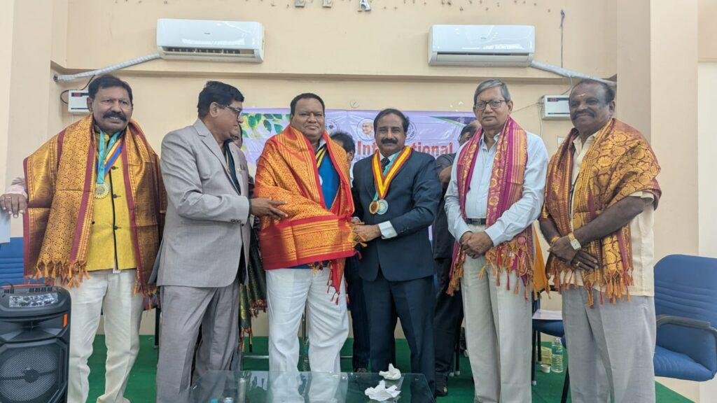 వాకర్స్ అసోసియేషన్ ఆధ్వర్యంలో యువరాజుకు సన్మానం