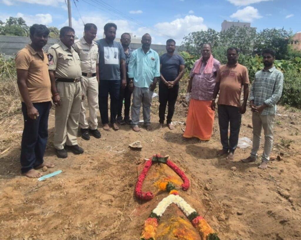 గుర్తుతెలియని మృతదేహానికి అంత్యక్రియలు నిర్వహించిన పలమనేరు హెల్పింగ్ హ్యాండ్స్