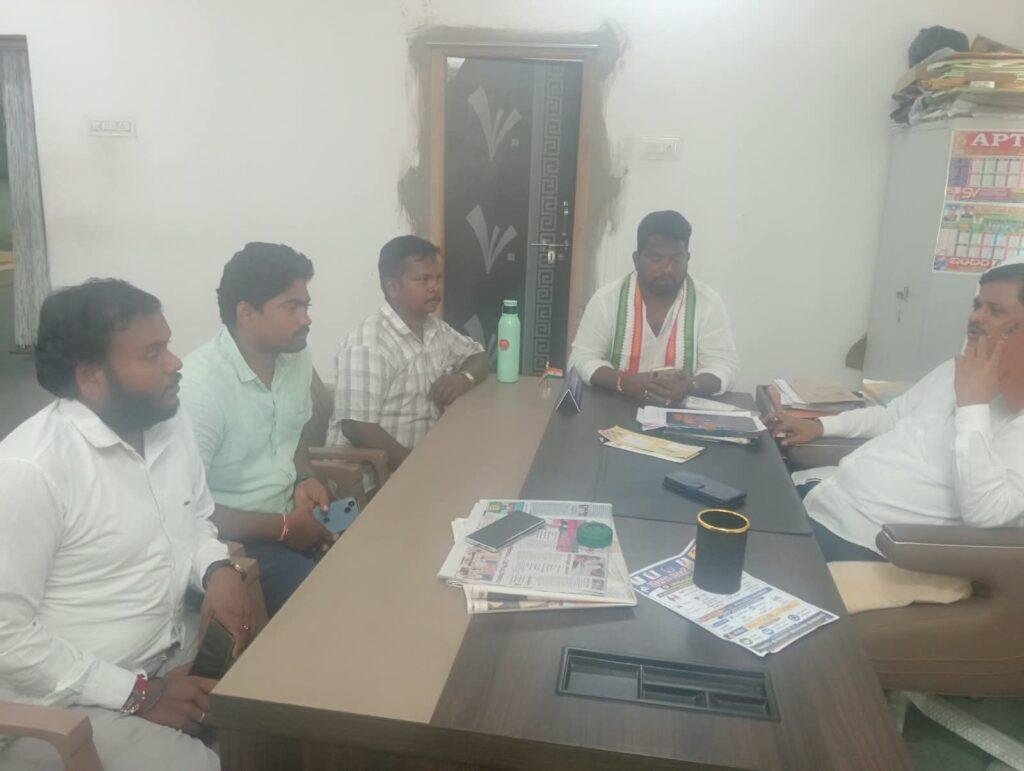 తడ మండలంలో ప్రజా సమస్యలపై ఎంపీడీవోకు ఫిర్యాదు