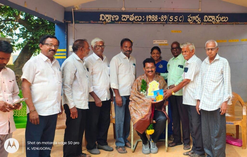 విద్యా సేవతో పాటు విశ్రాంత ఉద్యోగులకు సేవలు – జిల్లా ఉత్తమ ప్రధానోపాధ్యాయుడికి ఘన సన్మానం