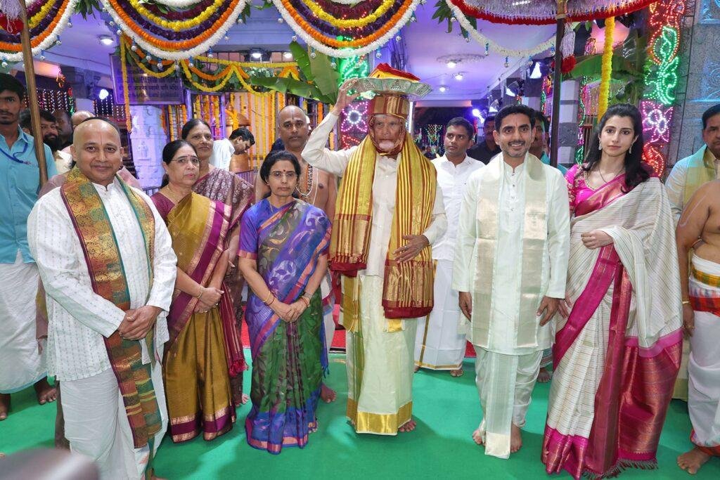 శ్రీవారిఖ పట్టువస్త్రాలు సమర్పించిన ముఖ్యమంత్రి నారా చంద్రబాబు నాయుడు