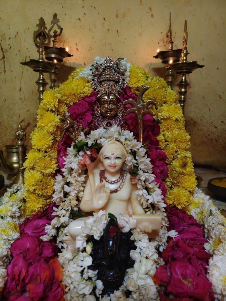 కంచి కామాక్షమ్మ ఆలయంలో ప్రత్యేక పూజలు