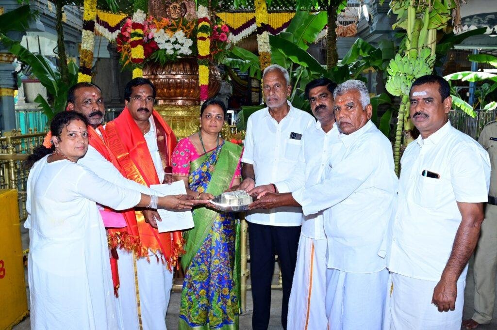 తేజస్ డైరీ యాజమాన్యం కాణిపాకం నిత్య అన్నదాన రెండు లక్షలువిరాళం