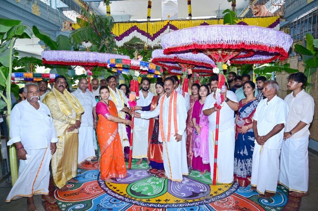 కాణిపాకం దేవస్థానానికి గొడుగులు అందించిన చిత్తూరు భక్తులు