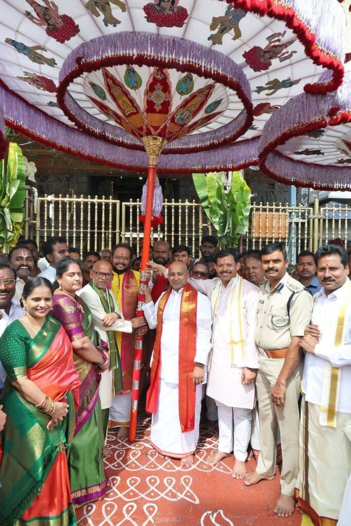 గరుడ సేవ కోసం తిరుమల చేరిన గొడుగులు
