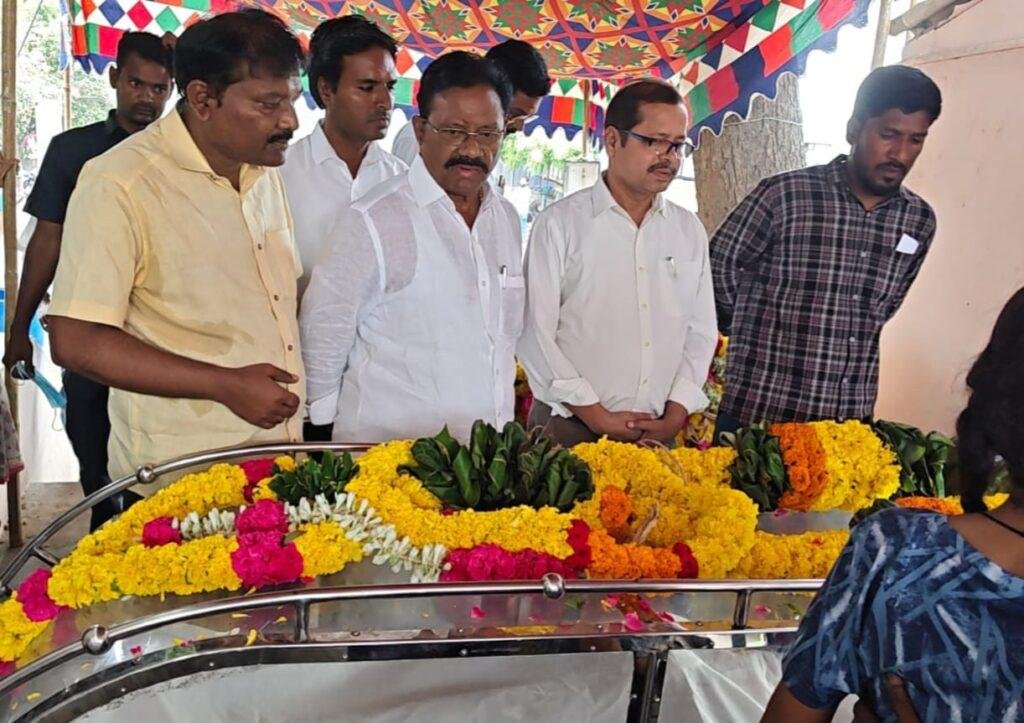 కార్తికేయన్ మృతదేహానికి నివాళులు అర్పించిన ఎమ్మెల్యే ఆదిమూలం