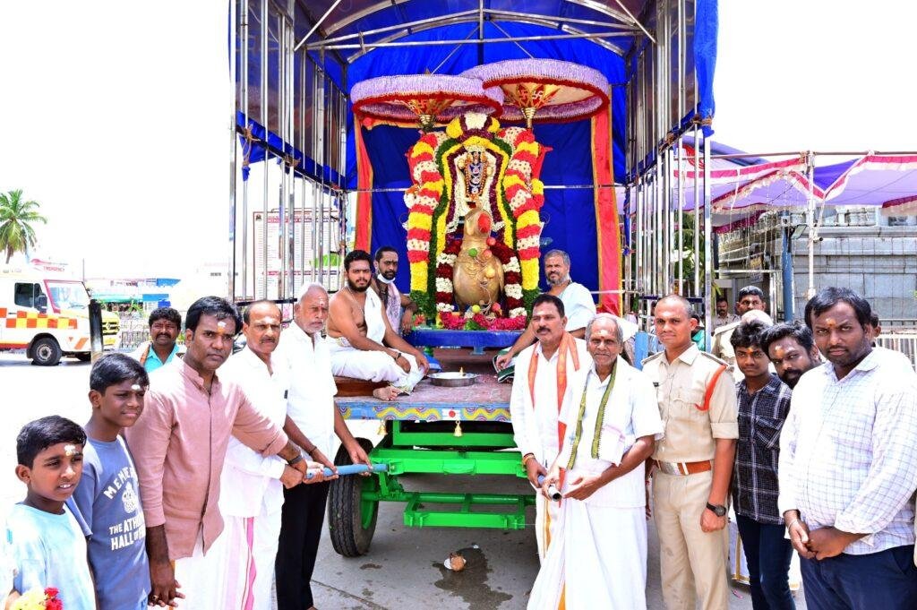 చిలుక వాహనంపై ఊరేగిన గణనాథులు