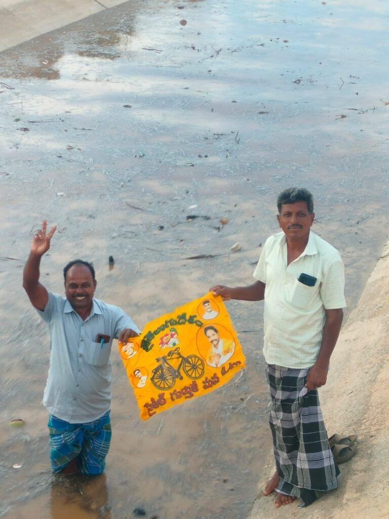 ఎం.కొత్తూరు  వద్ద హంద్రీనీవా కాలువులోపరుగులు తీస్తున్న జలాలు