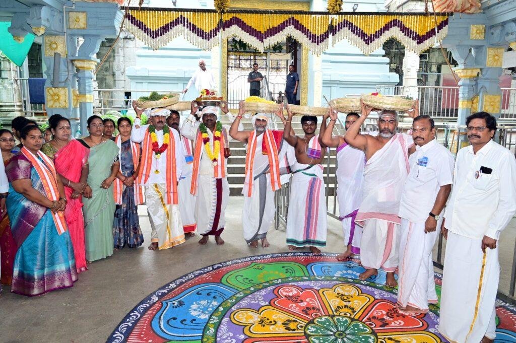 కాణిపాకందేవస్థానానికి నెట్టికంటి ఆంజనేయస్వామి దేవస్థానం కసాపురం నుండి పట్టు వస్త్రాలు