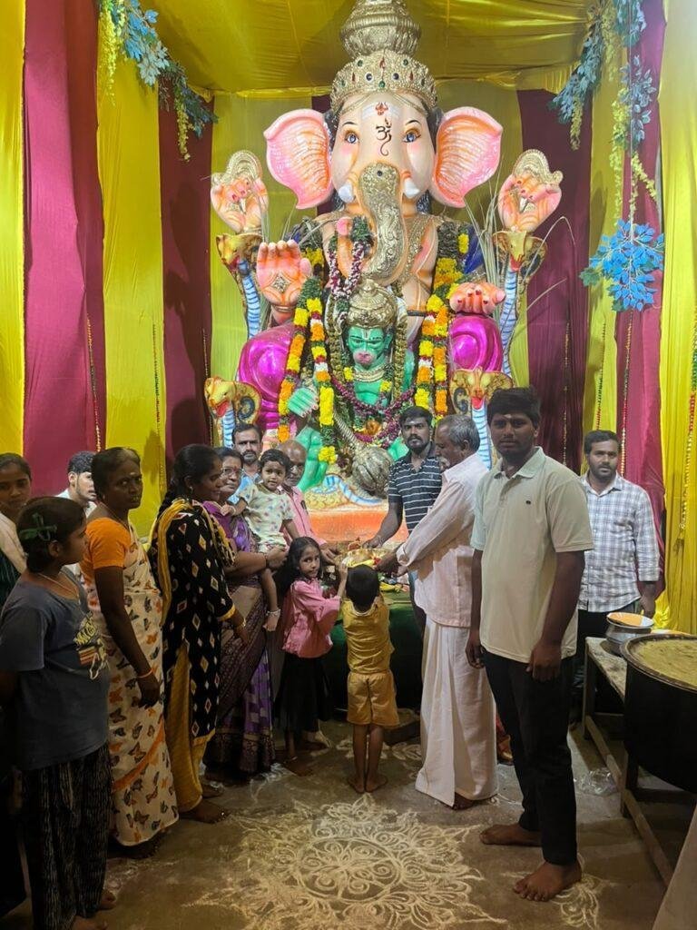 తూర్పు వీధిలో వెలసి ఉన్న వరసిద్ధి వినాయక సన్నిధిలో పూజా కార్యక్రమం