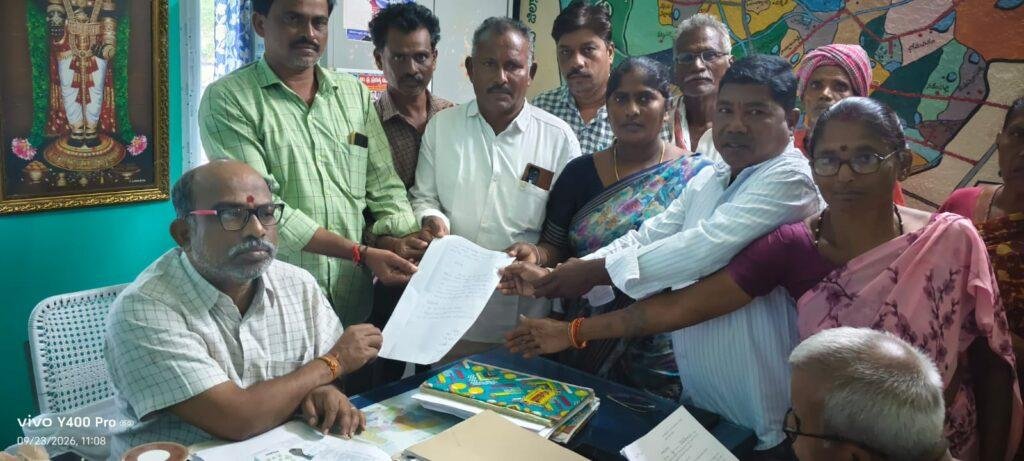 గ్రామ రెవిన్యూ సహాయకులు నిరసన