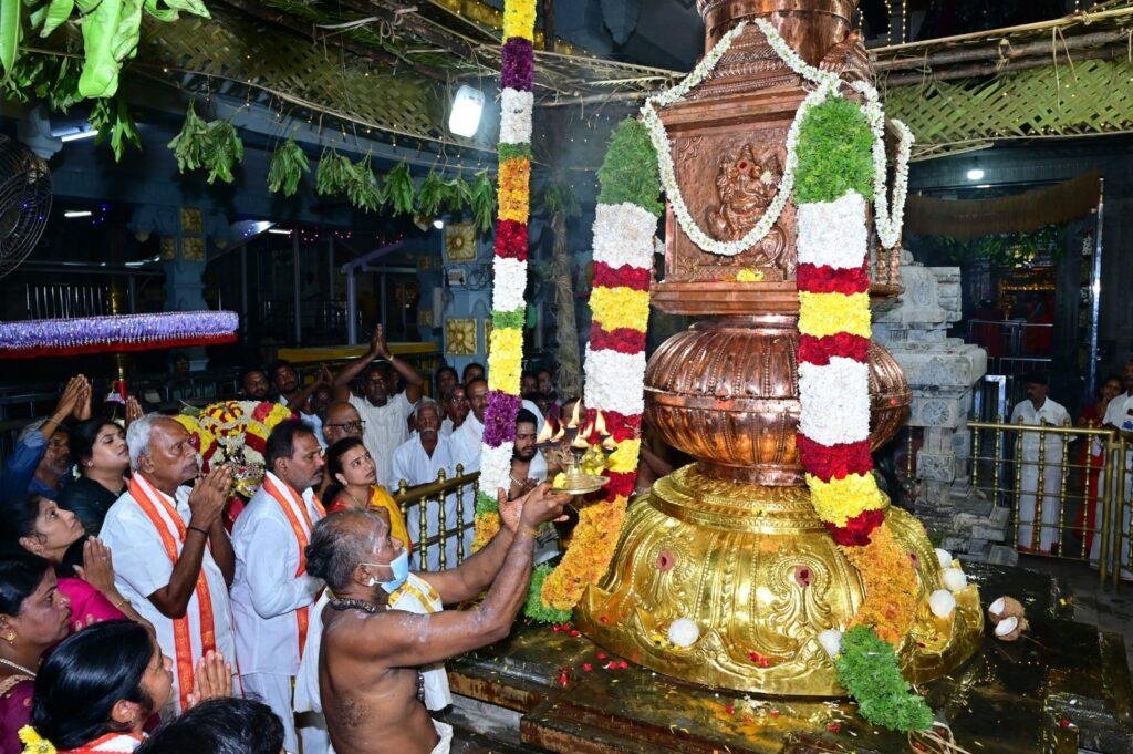 కాణిపాకంలో వైభవంగా ధ్వజారోహణం