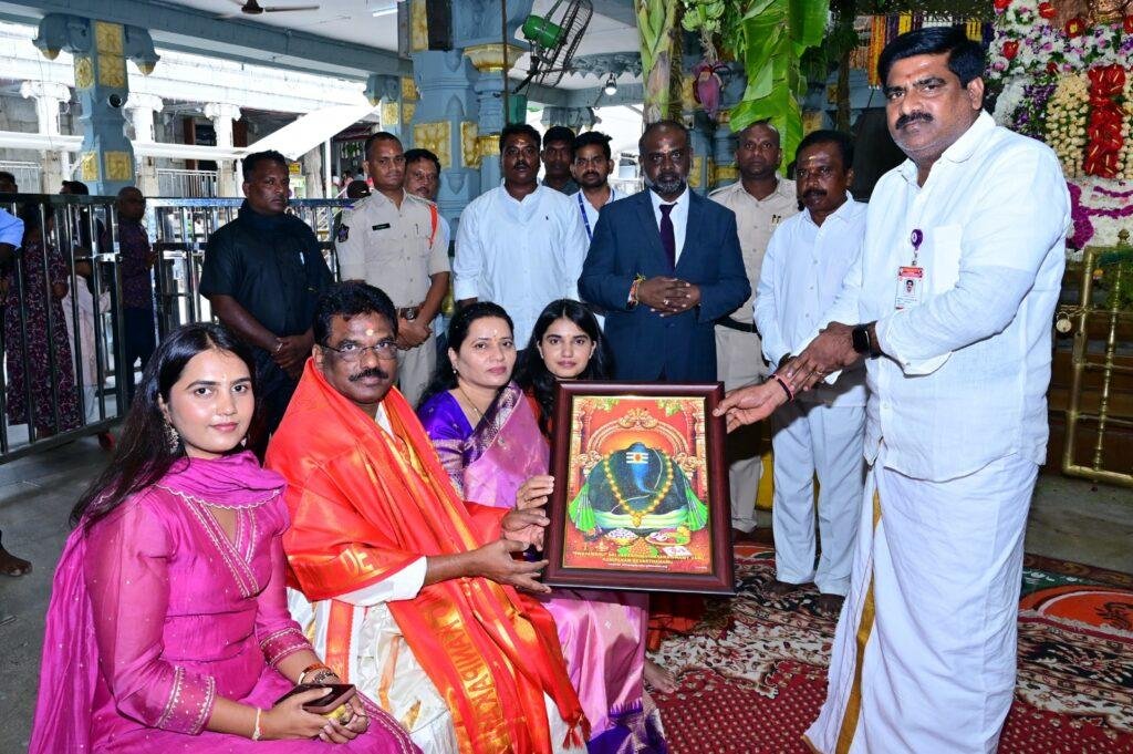 కాణిపాకం వరసిద్ధిని సేవలో తెలంగాణ హైకోర్టు న్యాయమూర్తి