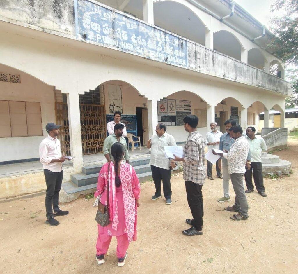 ముసాయిదా పోలింగ్ కేంద్రాలను పరిశీలించిన  మున్సిపల్ కమిషనర్ వర్మ