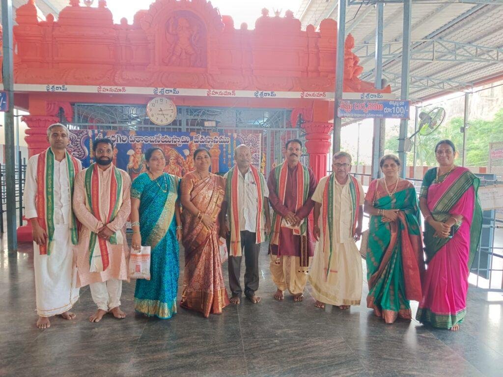అర్ధగిరి ఆంజనేయుని సేవలో శ్రీలంక క్యాండీ రాజ్య వాసులు.