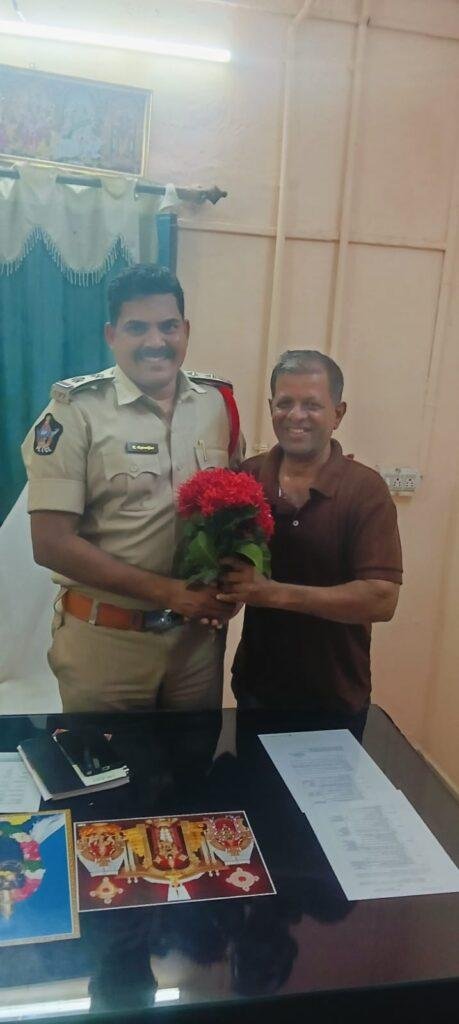 నూతన ఎస్ఐని మర్యాద పూర్వకంగా కలిసిన సామాజిక సేవాకర్త