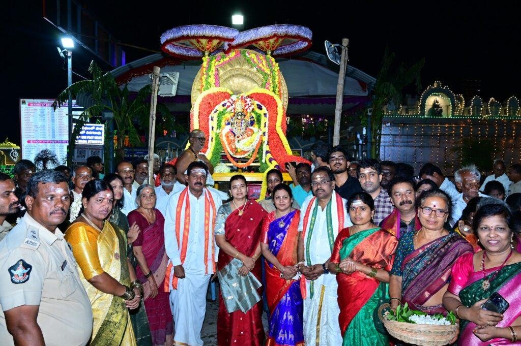 సూర్యప్రభ వాహనంపై దర్శనం ఇచ్చిన కాణిపాకం గణనాథుడు