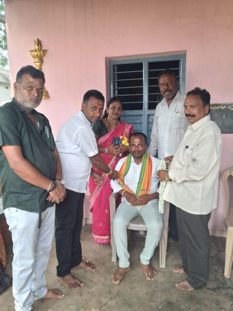 శ్రీకాశీ విశ్వేశ్వర స్వామి ఆలయంలో ఘనంగా ప్రసాద వితరణ  -దాతకు సన్మానం