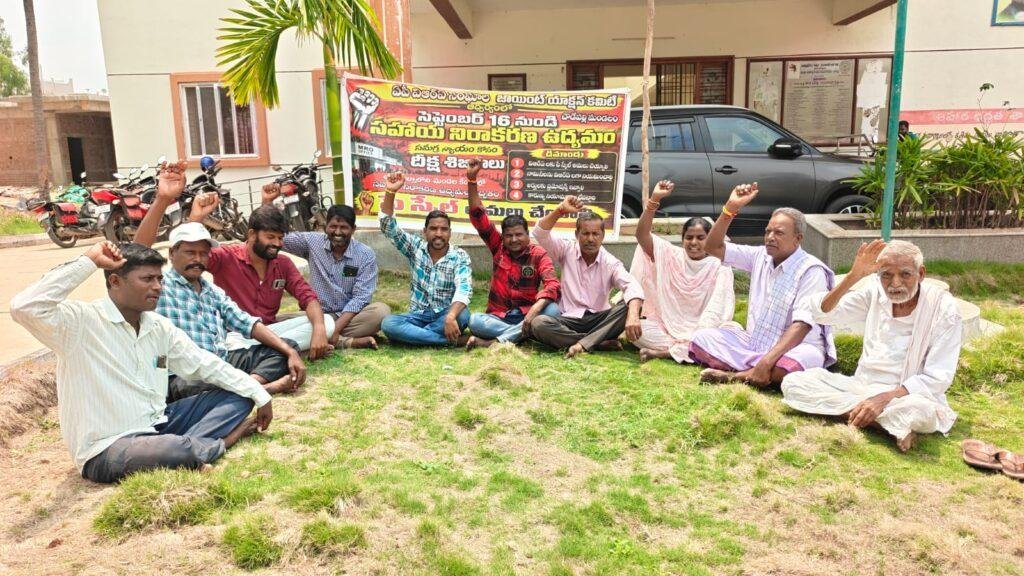 ​చౌడేపల్లిలో విఆర్ఏల సహాయ నిరాకరణ ఉద్యమం: డిమాండ్ల పరిష్కారానికి నిరసన దీక్ష