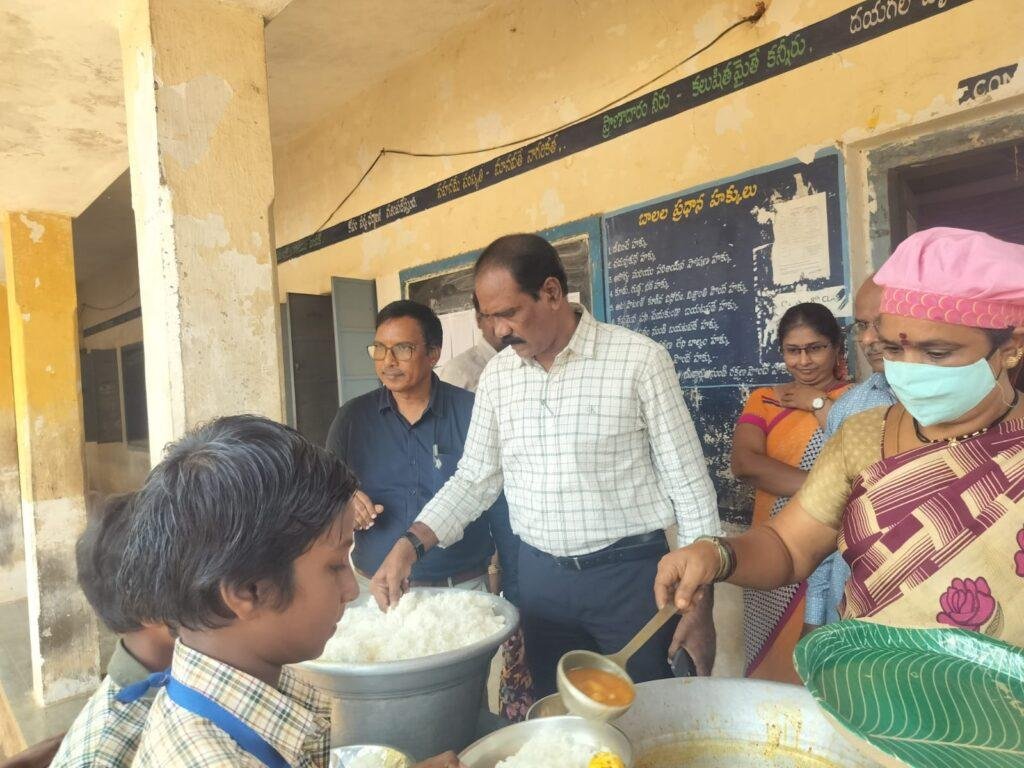 కే యం పురం జిల్లా పరిషత్ ఉన్నత పాఠశాల తనిఖీ చేసిన ఉప విద్యాశాఖ అధికారి