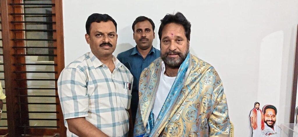 ఎమ్మెల్యేను కలసిన తహసీల్దార్ రమేష్ రెడ్డి