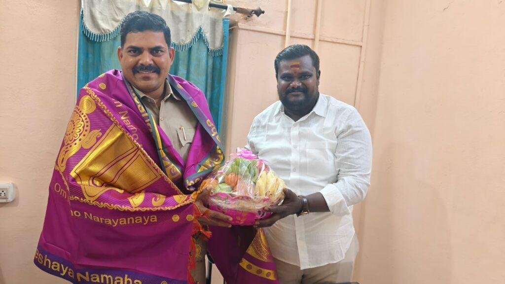 నూతన ఎస్సై రాజశేఖర్ రెడ్డిని  మర్యాదపూర్వకంగా కలిసిన డాక్టర్ మురుగన్