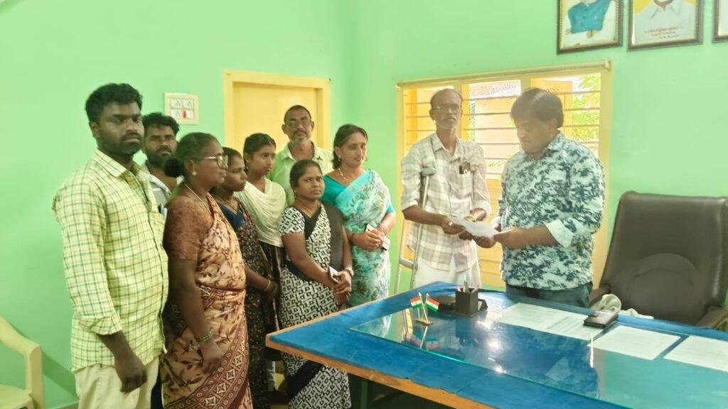 ఫీల్డ్ అసిస్టెంట్లకు కనీస వేతనం రూ.26 వేలు చెల్లించాలి