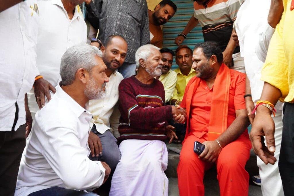 లబ్ధిదారుల ఇంటి వద్దకే వెళ్లి పనులైన వారికి ఎన్టీఆర్ భరోసా పెన్షన్ పంపిణీ… ప్రభుత్వ విప్ ఎమ్మెల్సీ కంచర్ల శ్రీకాంత్..