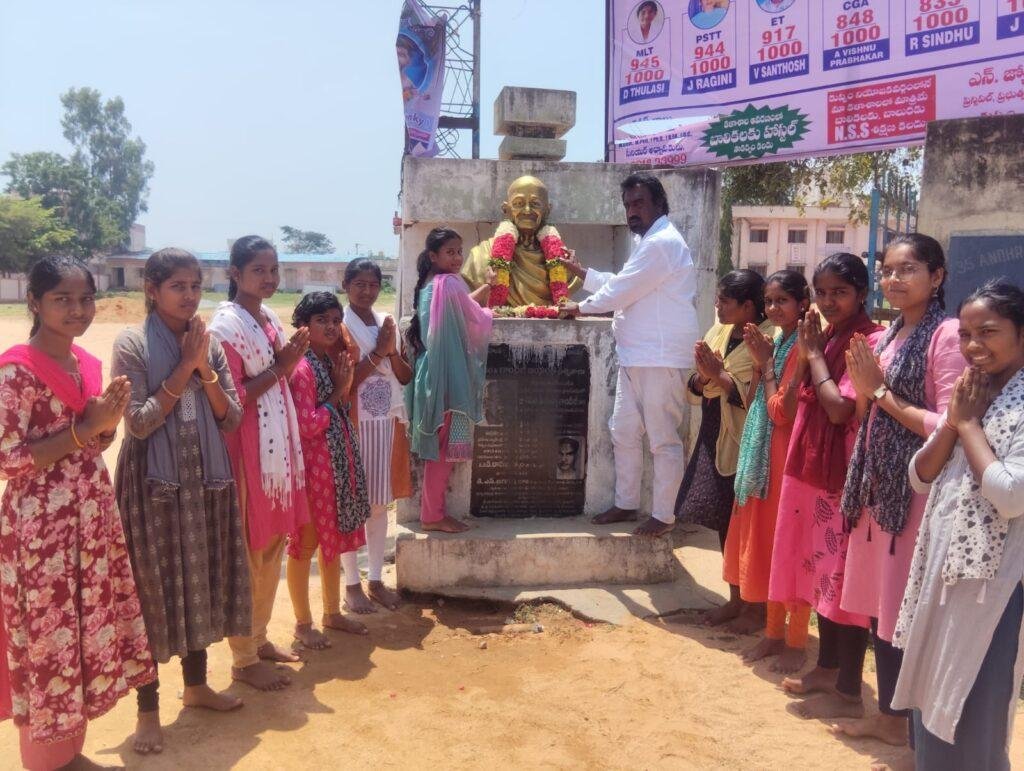 గాంధీ చూపిన మార్గాలే విద్యార్థులకు విజయ సోపానాలు