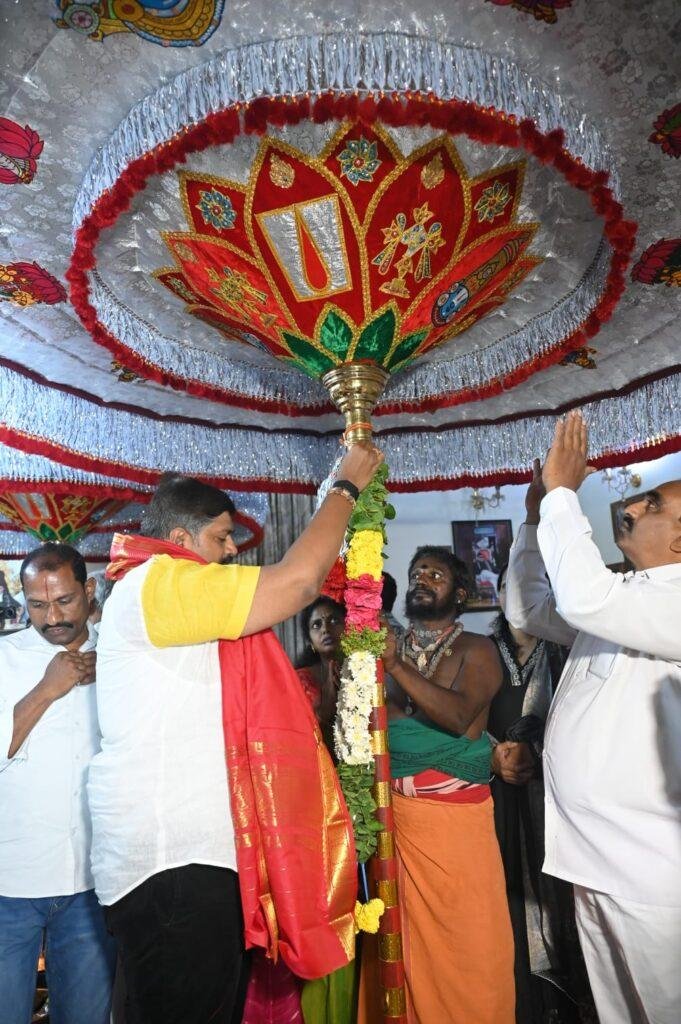 ఎమ్మెల్యే నివాసంలో తిరుమలశ్రీవారి వాహన సేవ గొడుగులు పాదుకలకు పూజలు